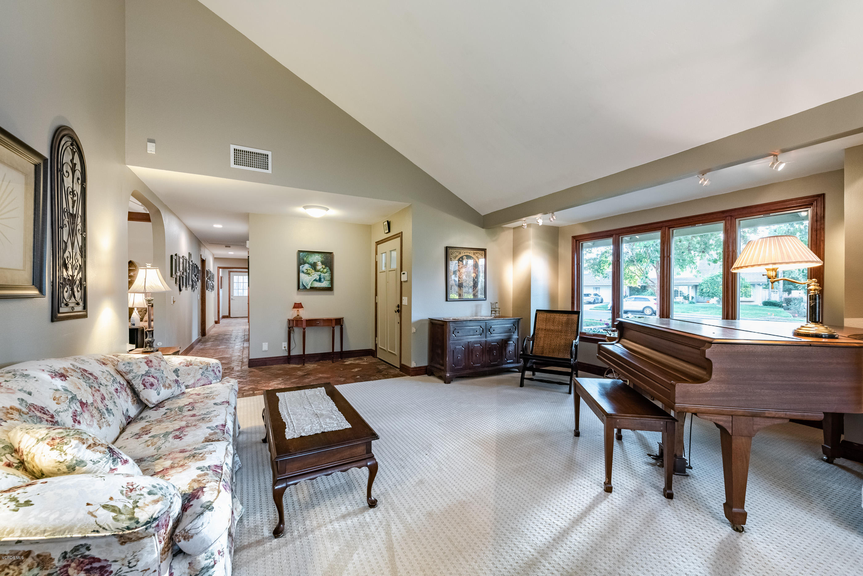 400 Longbranch Road Simi Valley, CA 93065 - Photo 18 of 74 Living Room