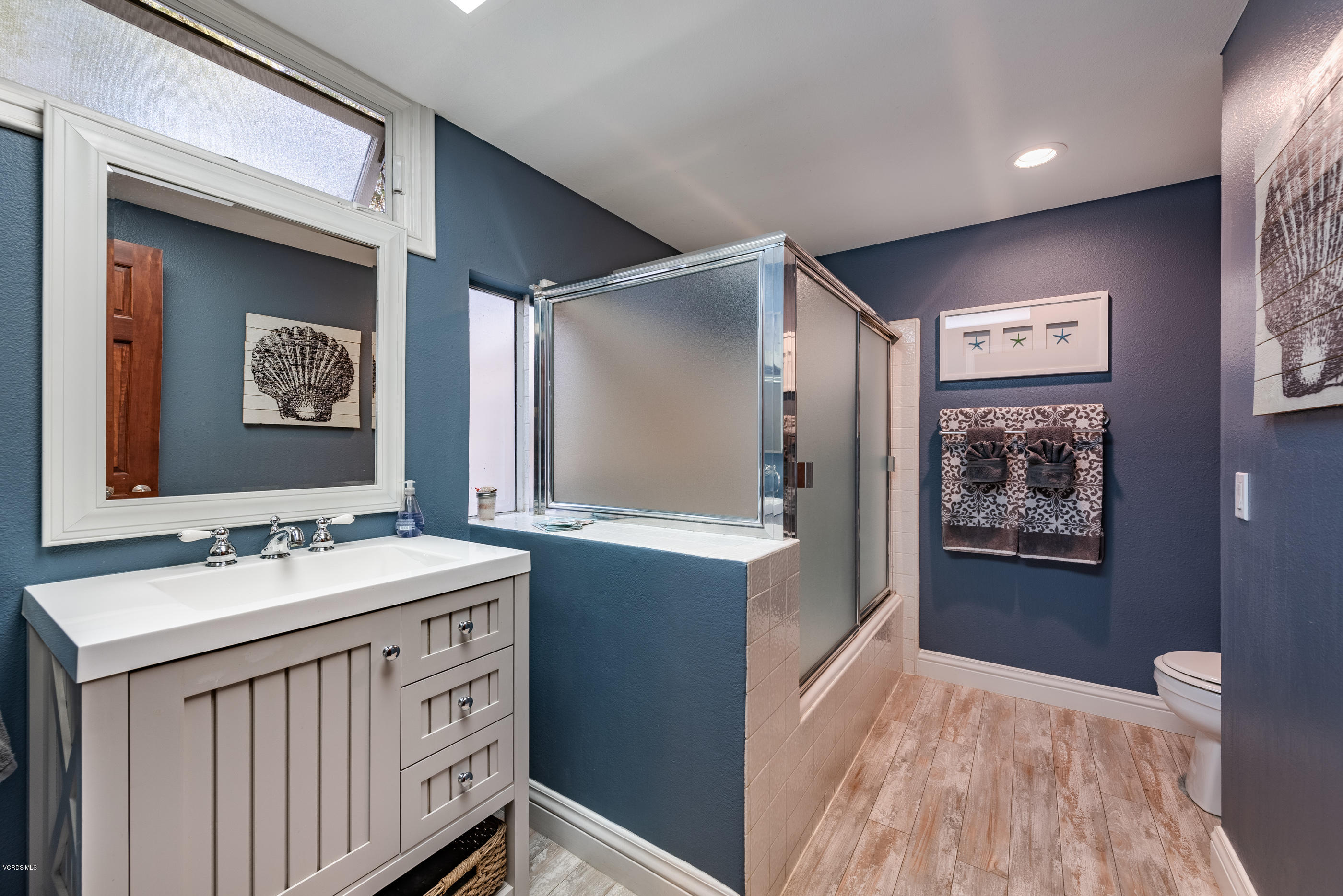 400 Longbranch Road Simi Valley, CA 93065 - Photo 34 of 74 Hall Bathroom