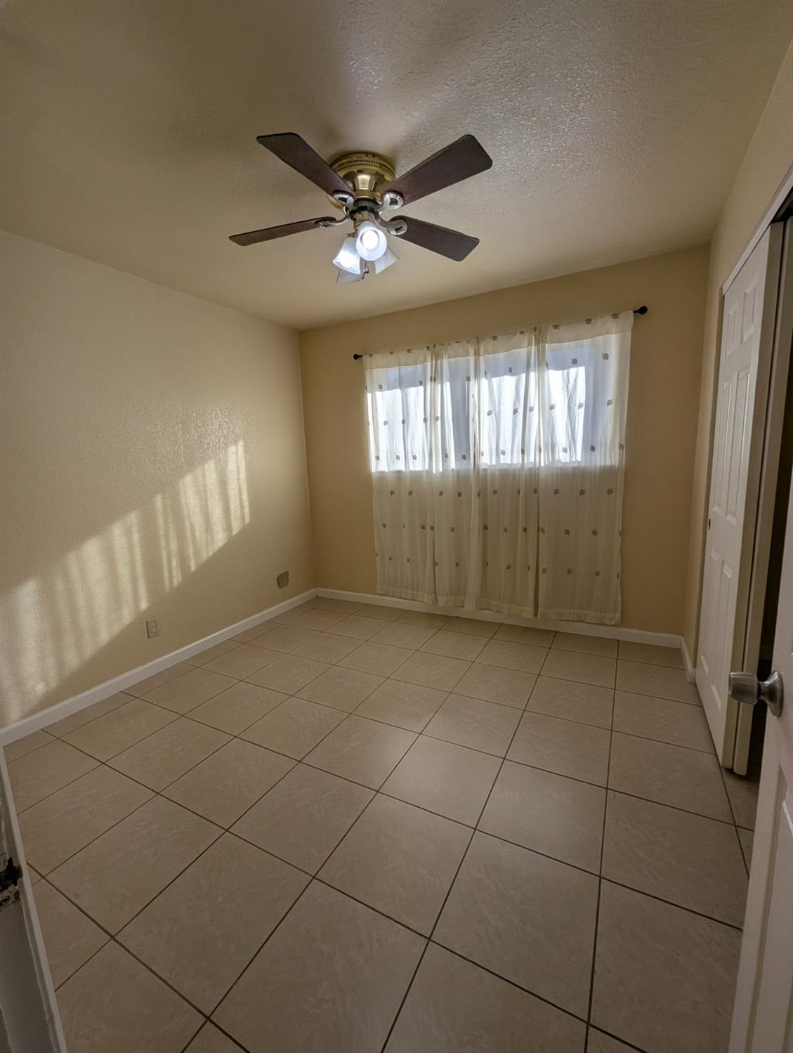 2228 Drake Avenue Merced, CA 95348 - Photo 12 of 24 a view of an empty room with a window