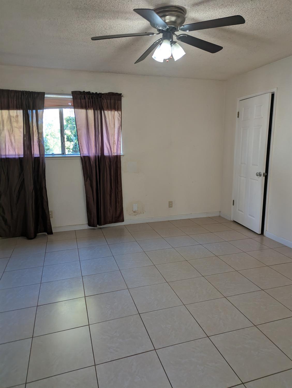 2228 Drake Avenue Merced, CA 95348 - Photo 18 of 24 a view of an empty room with a window