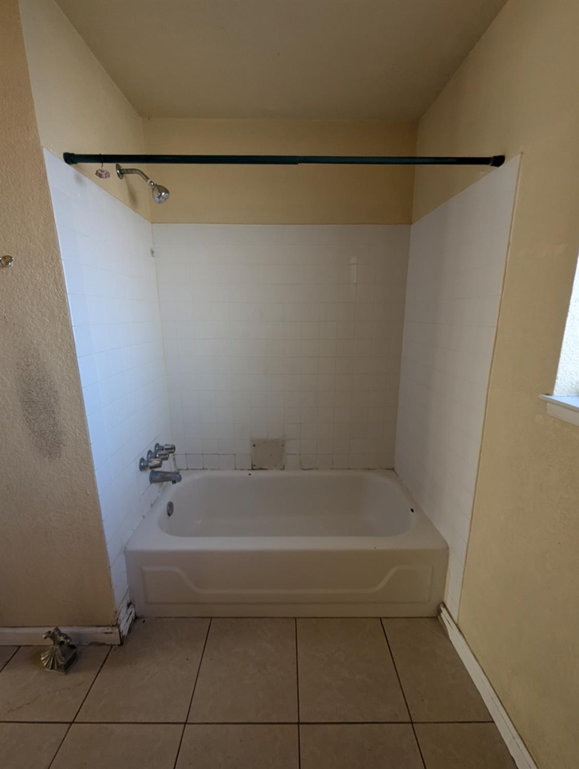 2228 Drake Avenue Merced, CA 95348 - Photo 10 of 24 a bathroom with a bath tub