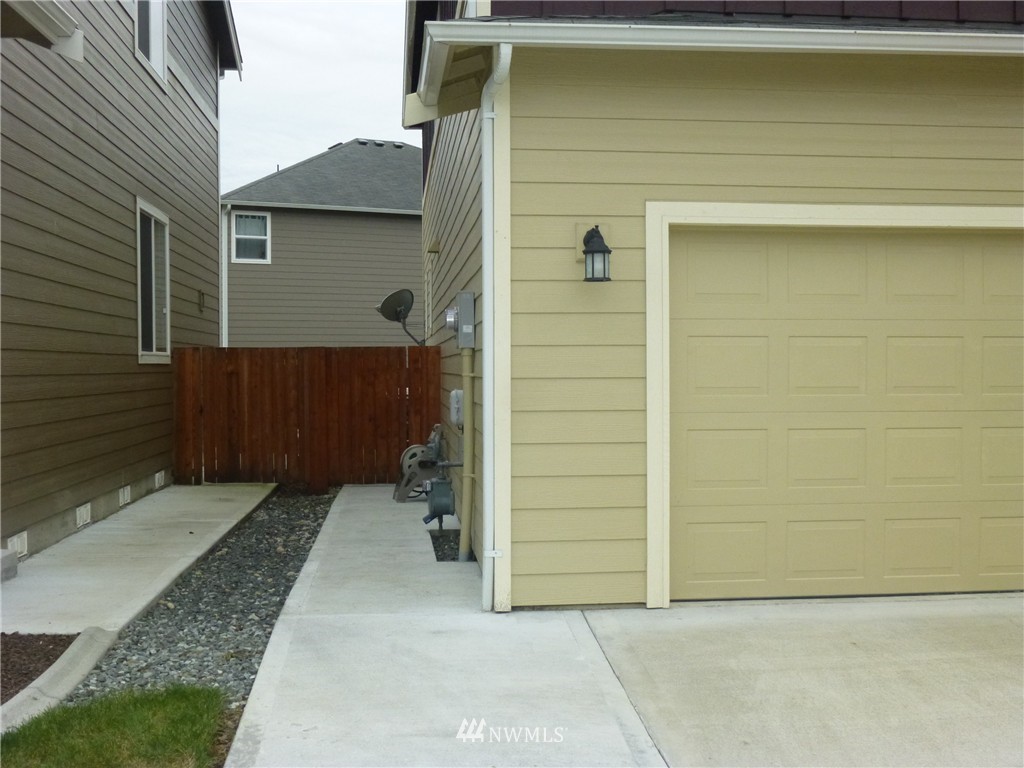 1327 Farina Loop Southeast Olympia, WA 98513 - Photo 4 of 25