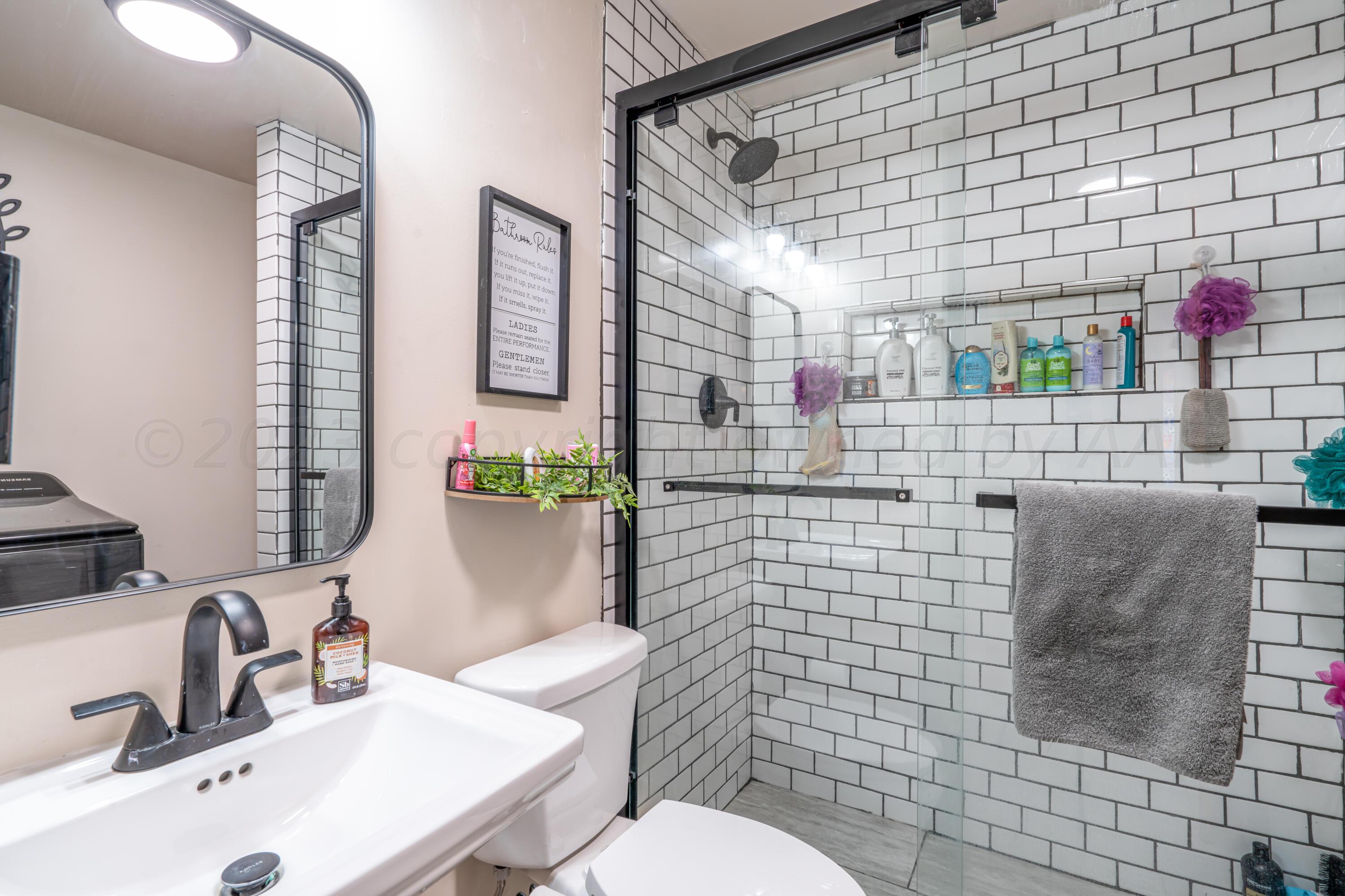 930 Nelson Street Borger, TX 79007 - Photo 11 of 19 903 Nelson-11 bathroom 1