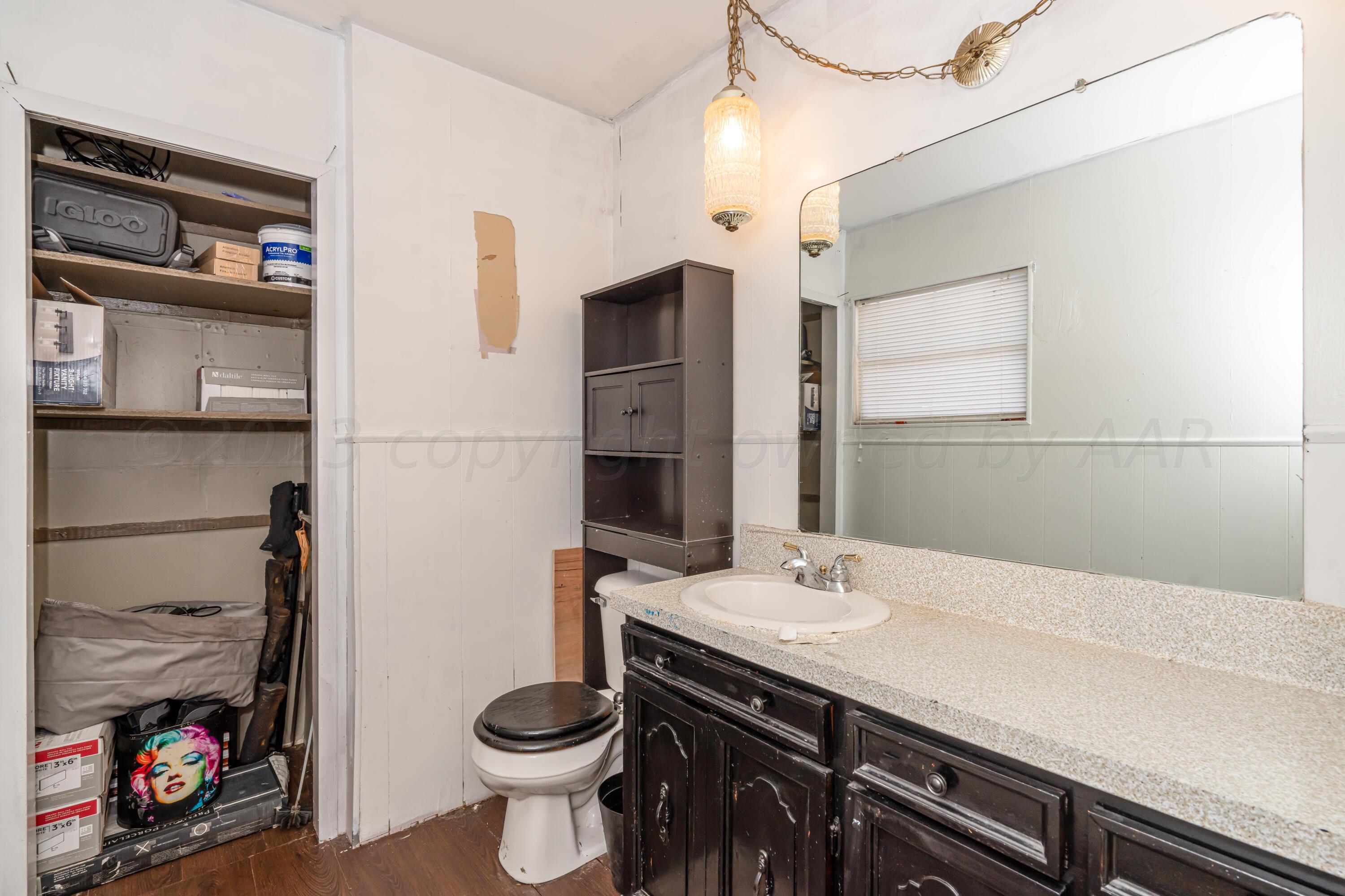 930 Nelson Street Borger, TX 79007 - Photo 15 of 19 903 Nelson-17 bathroom 2