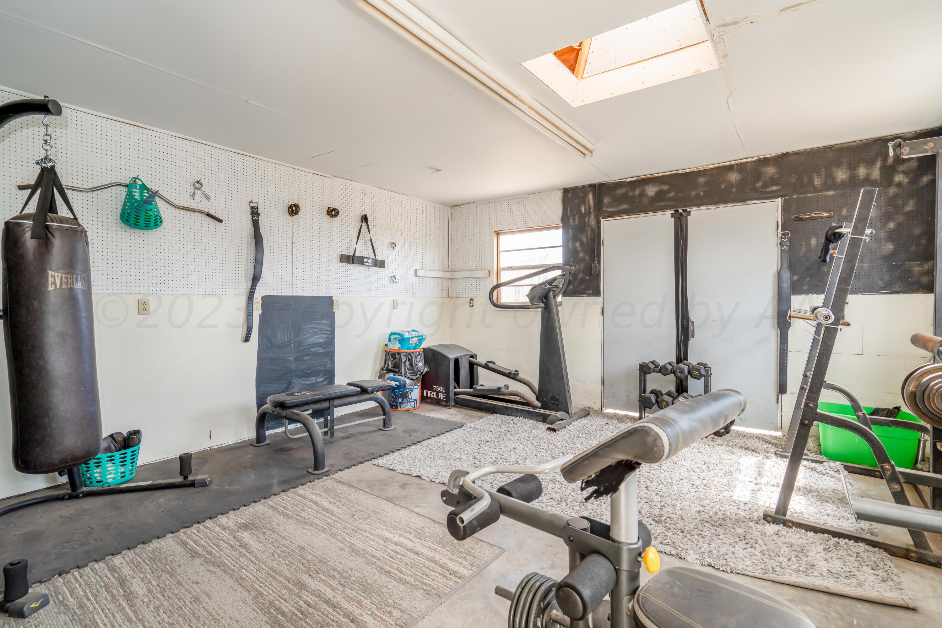 930 Nelson Street Borger, TX 79007 - Photo 19 of 19 903 Nelson-24 shop