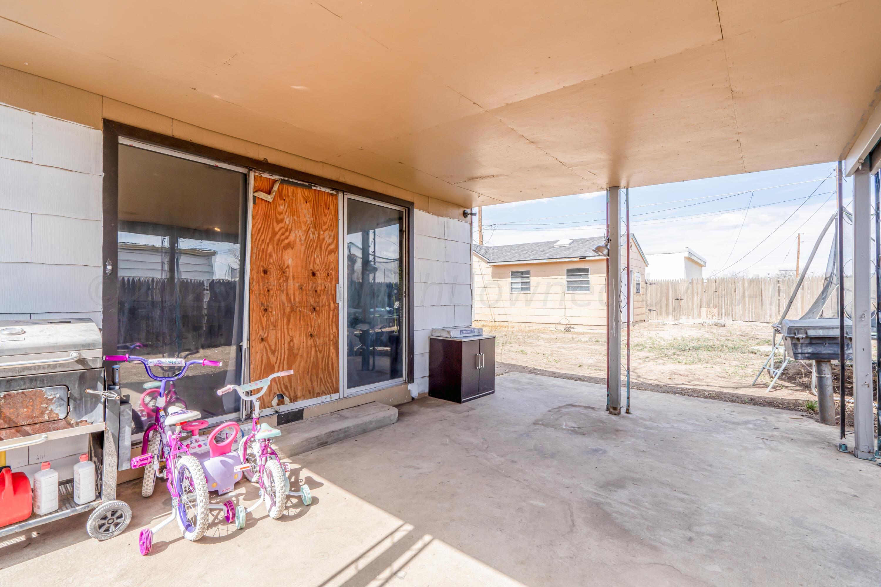 930 Nelson Street Borger, TX 79007 - Photo 4 of 19 903 Nelson-20 back patio
