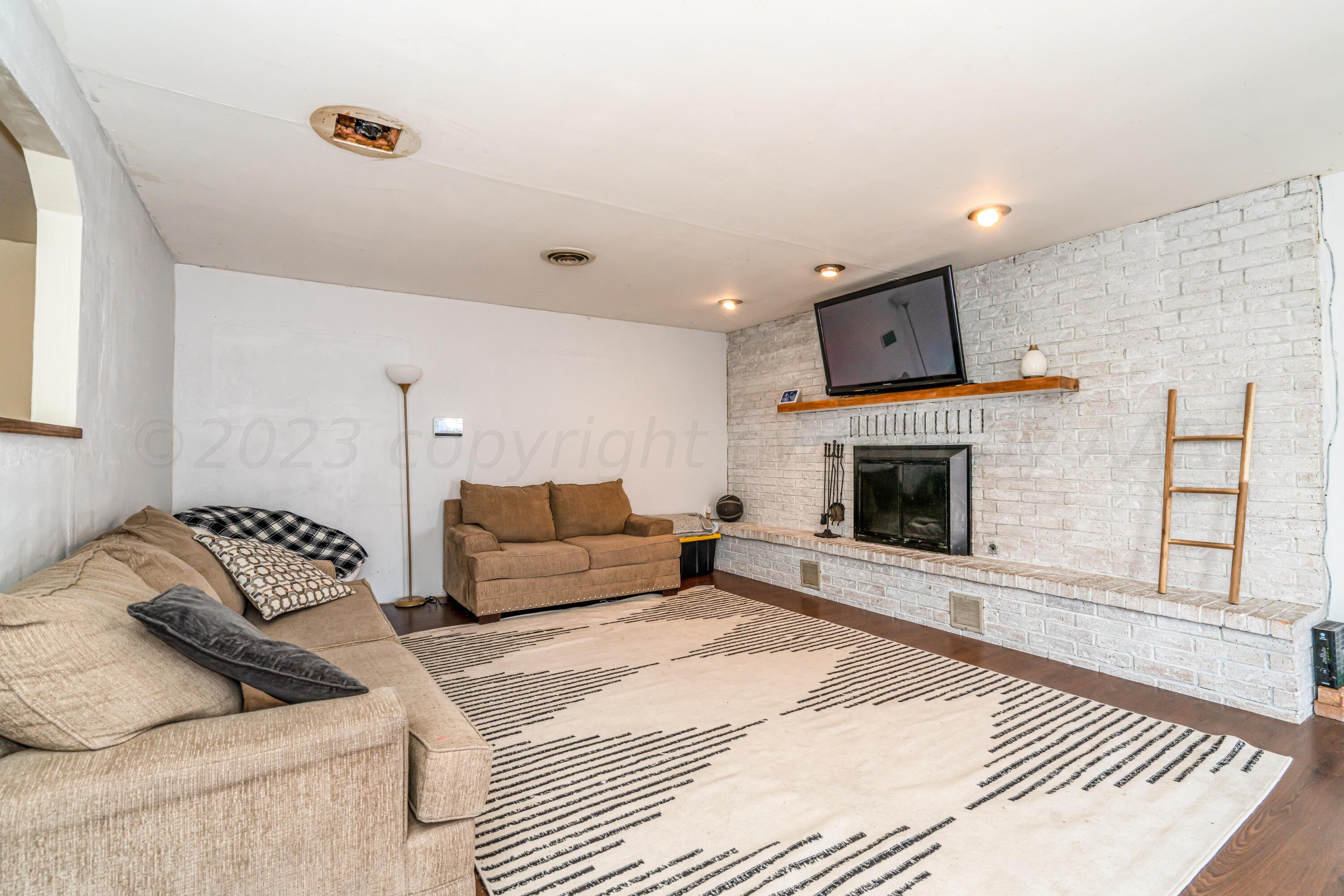 930 Nelson Street Borger, TX 79007 - Photo 9 of 19 903 Nelson-8 living room