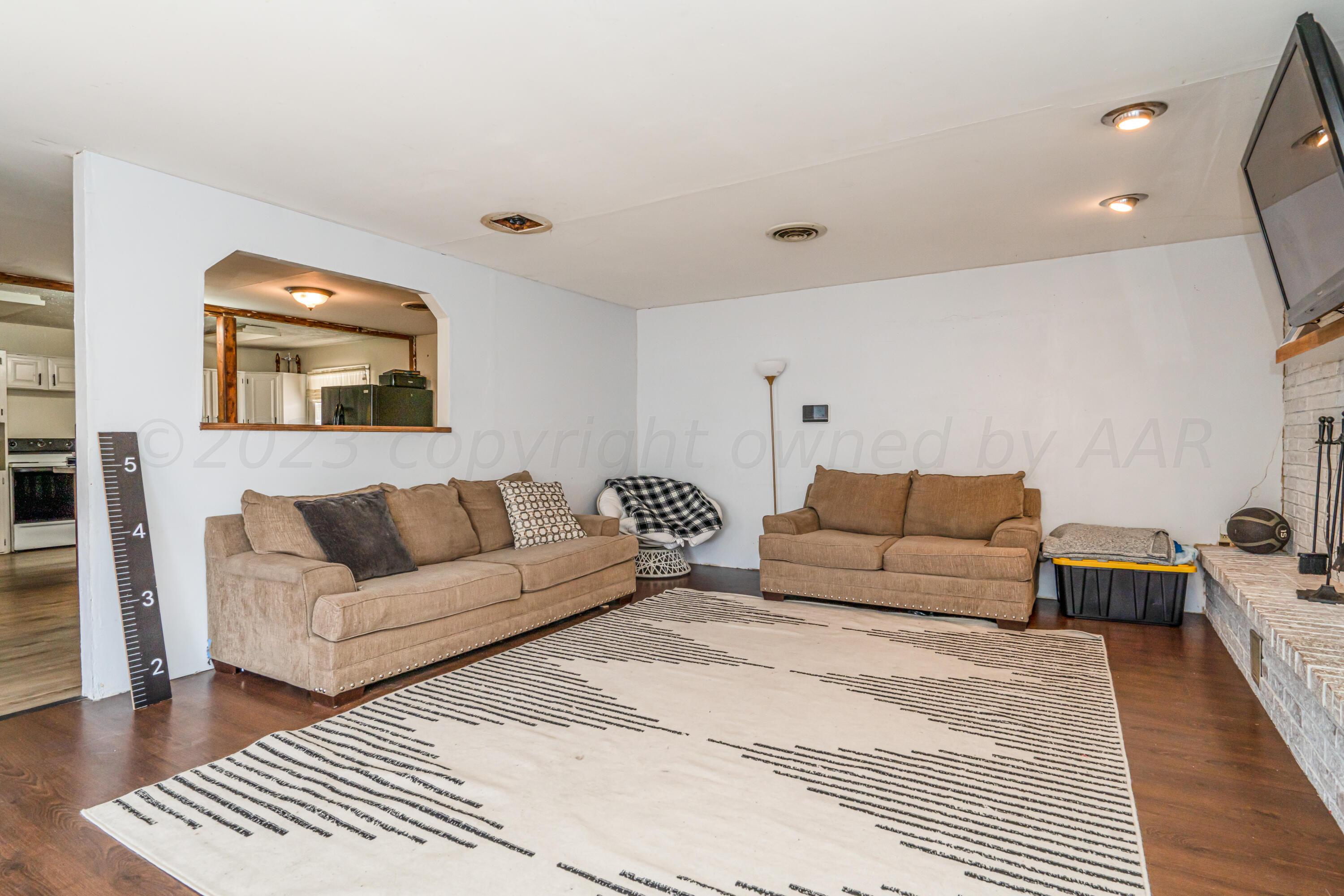 930 Nelson Street Borger, TX 79007 - Photo 10 of 19 903 Nelson-9 living room