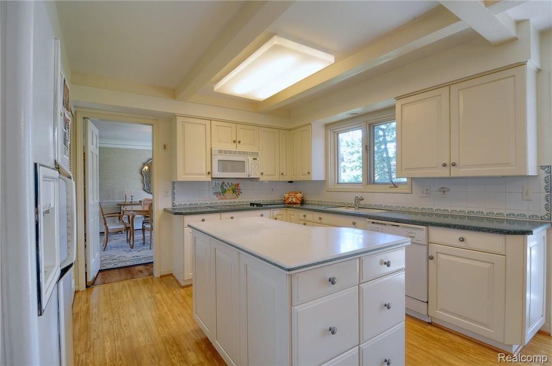 967 Sandhurst Road Bloomfield Hills, MI 48302 - Photo 8 of 39 Kitchen