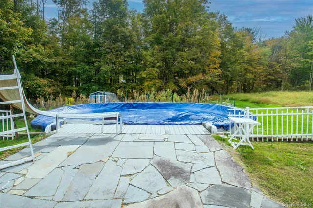 a view of a yard in front of house