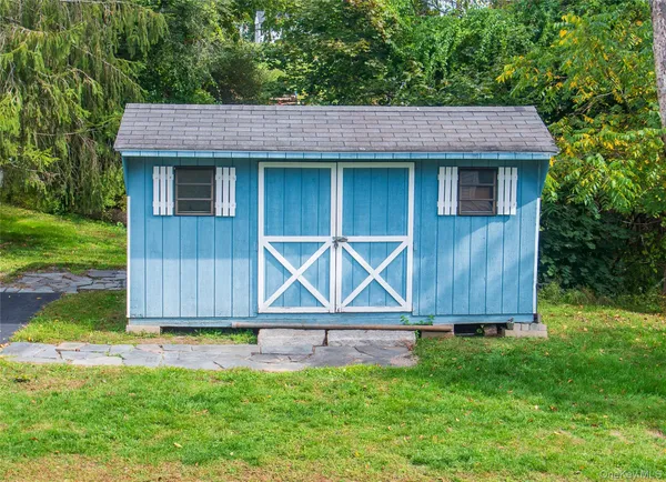 a view of an outdoor space