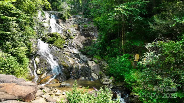 a sign that is on the side of the road