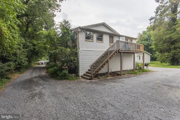 a view of a house with backyard