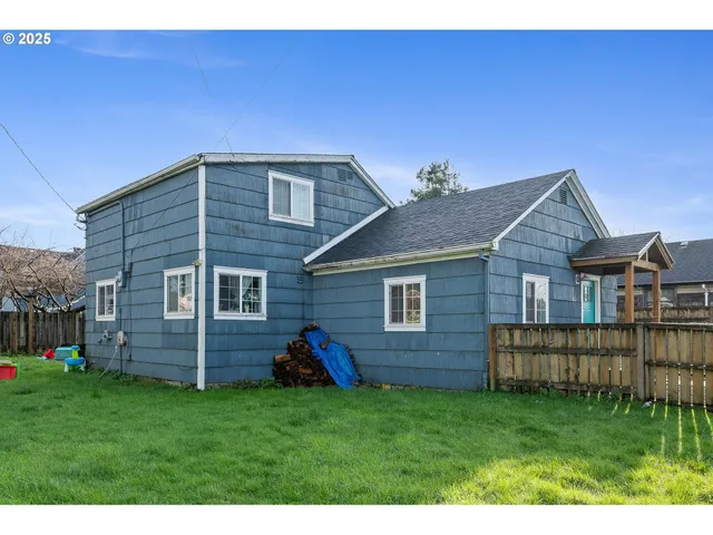 a view of a house with a backyard