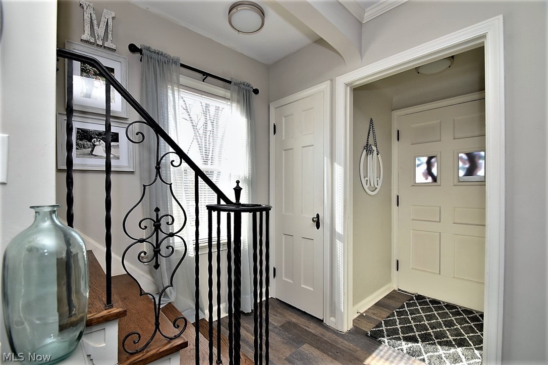3574 Farland Road University Heights, OH 44118 - Photo 3 of 34 Entryway