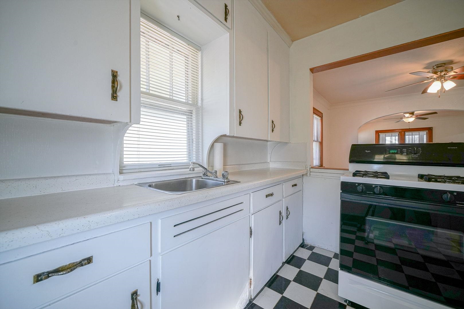 2019 15th Avenue Rockford, IL 61104 - Photo 8 of 29