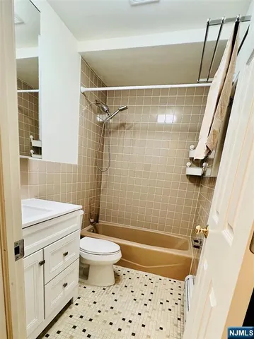 $3,550 | 724 6th Street, Unit 1, Carlstadt, NJ 07072