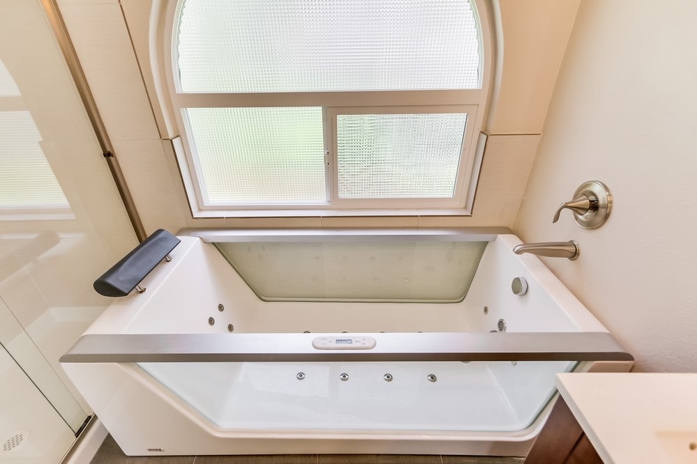2722 Fernglen Road Carlsbad, CA 92008 - Photo 20 of 25 Master tub