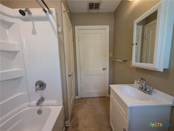 $1,595 | 1185 West Mill Street, New Braunfels, TX 78130