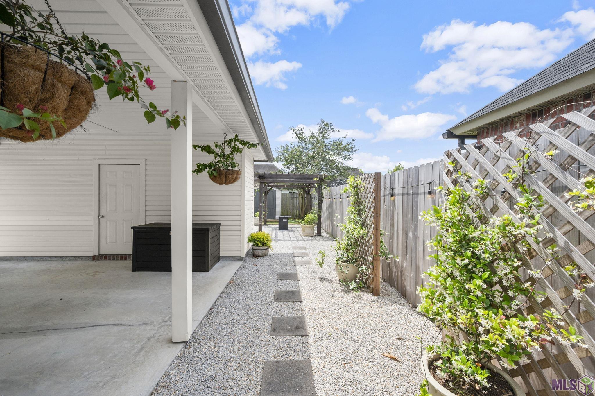 10170 Hillmont Avenue Baton Rouge, LA 70810 - Photo 1 of 5