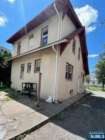 a view of a house with backyard