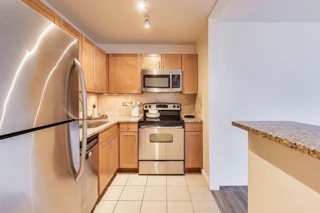 $2,500 | 655 West Irving Park Road, Unit 606, Chicago, IL 60613