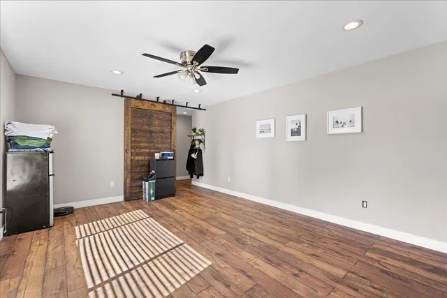a view of a livingroom with a workspace