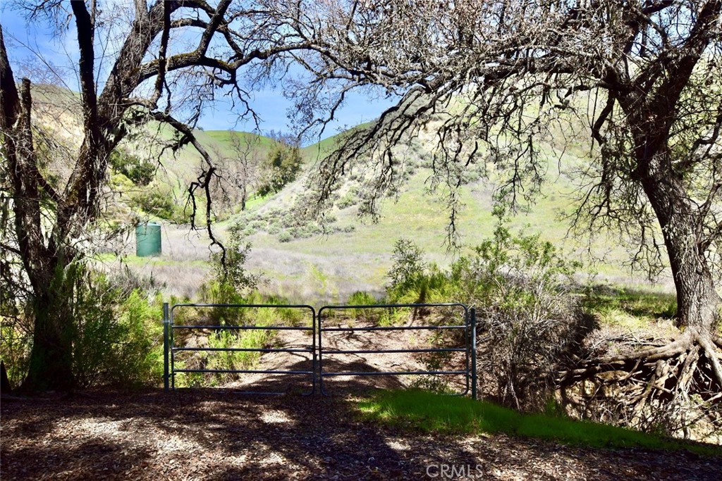 74921 Copperhead Road Bradley, CA 93426 - Photo 2 of 20 a view of a city