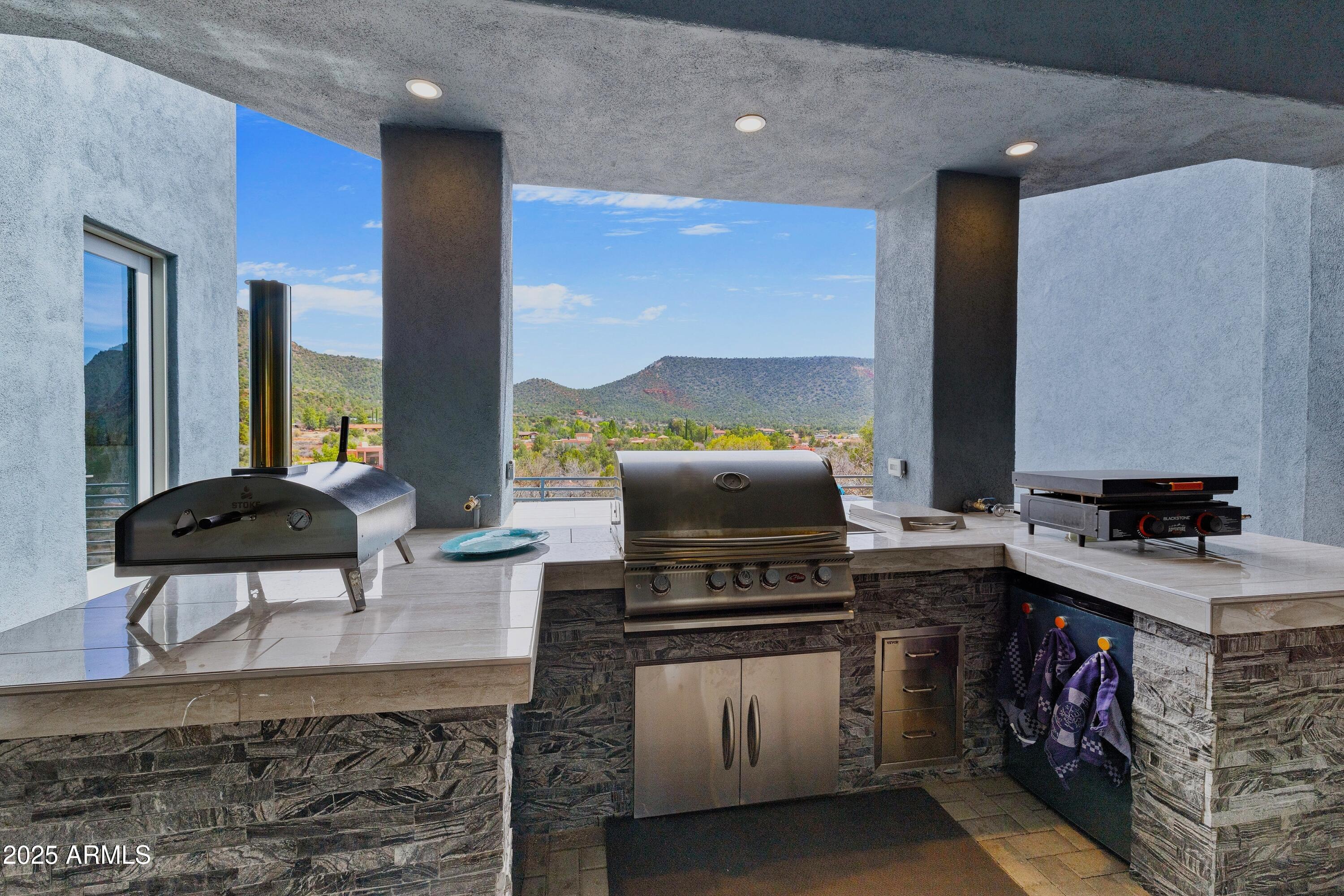 10 Ho Hum Circle Sedona, AZ 86351 - Photo 11 of 48 a kitchen with a stove a sink and a refrigerator