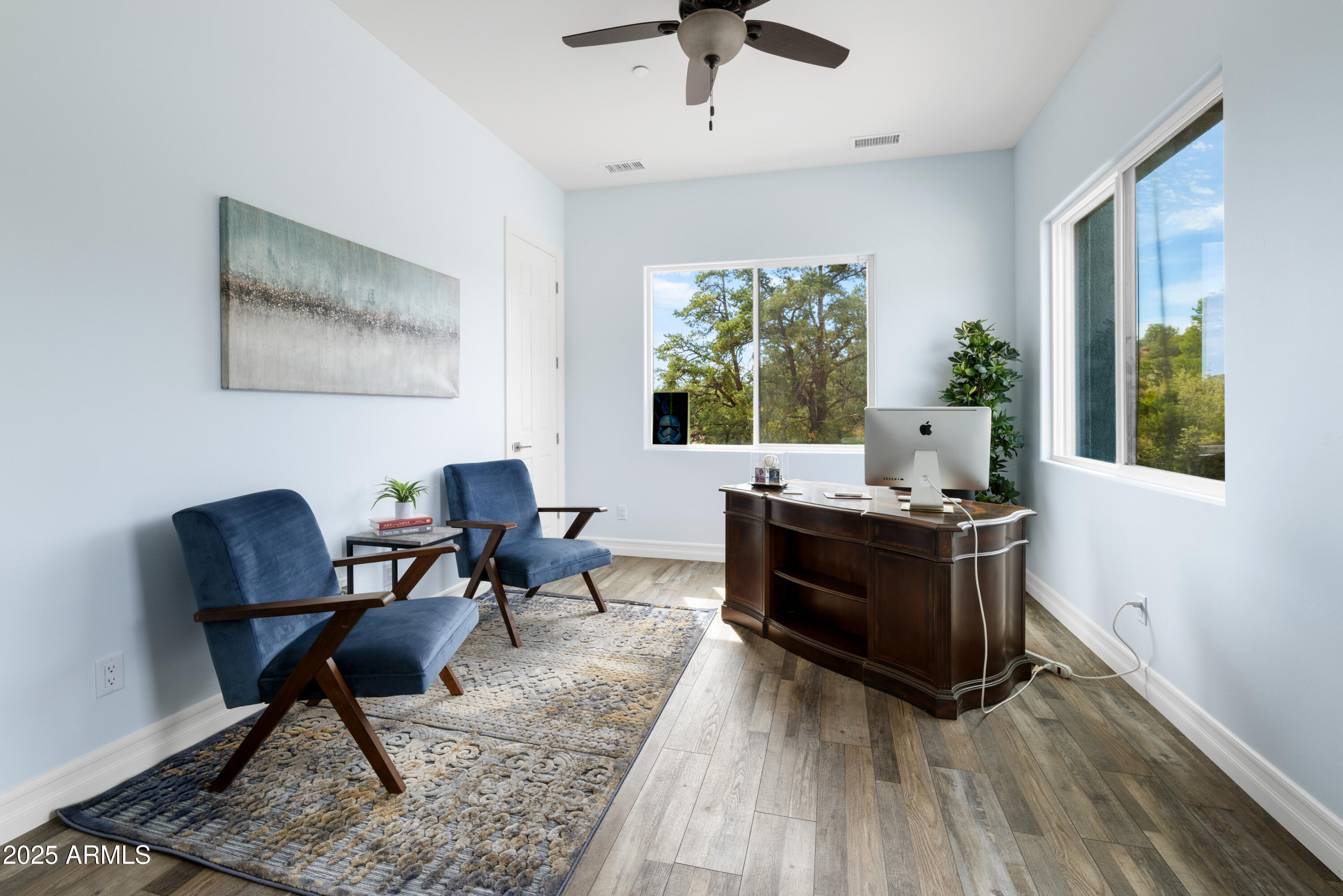 10 Ho Hum Circle Sedona, AZ 86351 - Photo 35 of 48 a living room with furniture and a potted plant
