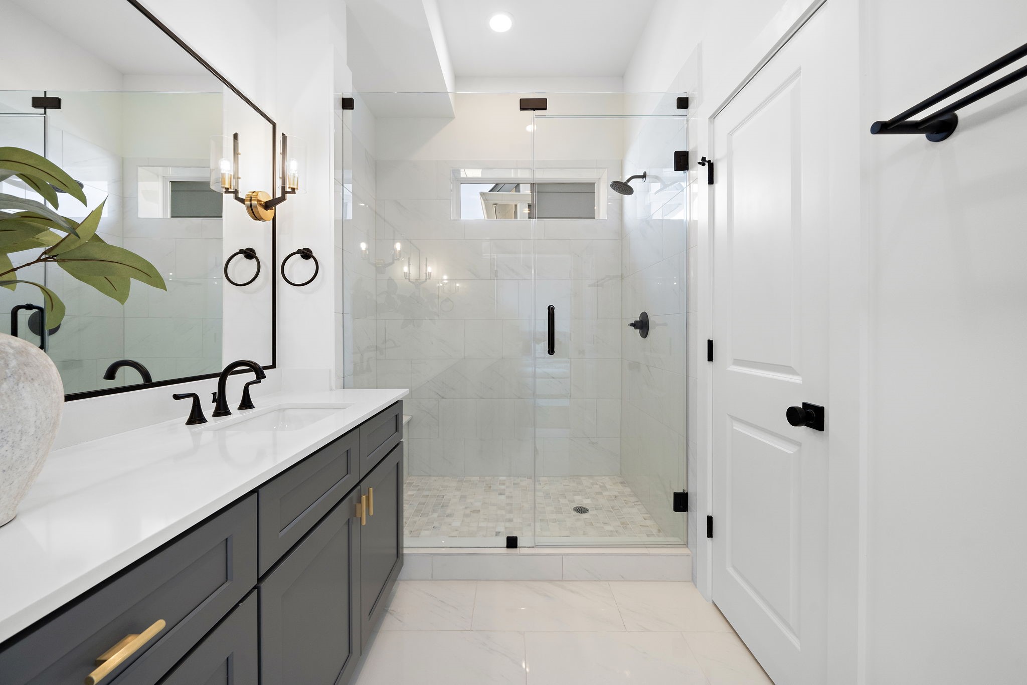 835 Elkhart Street, Unit E Houston, TX 77091 - Photo 24 of 34 Primary Bathroom