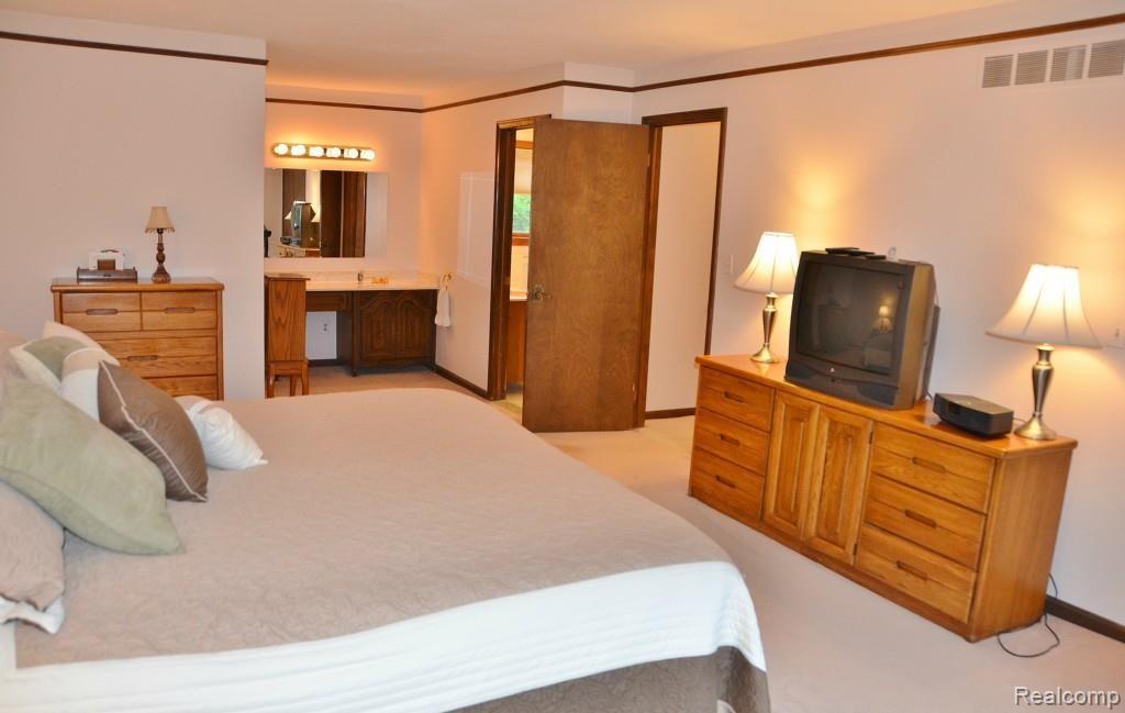 22101 Meridian Road Grosse Ile, MI 48138 - Photo 37 of 52 DSC_2186.jpg
