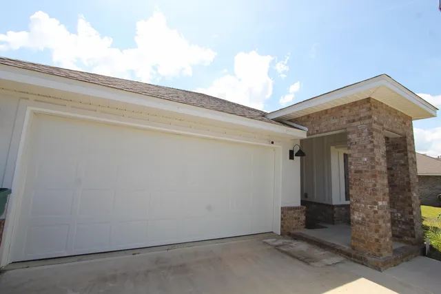 a view of a house with backyard