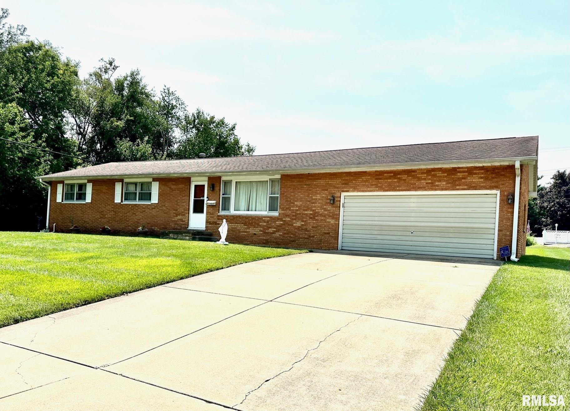 2404 Blackhawk Road Springfield, IL 62702 - Photo 1 of 20