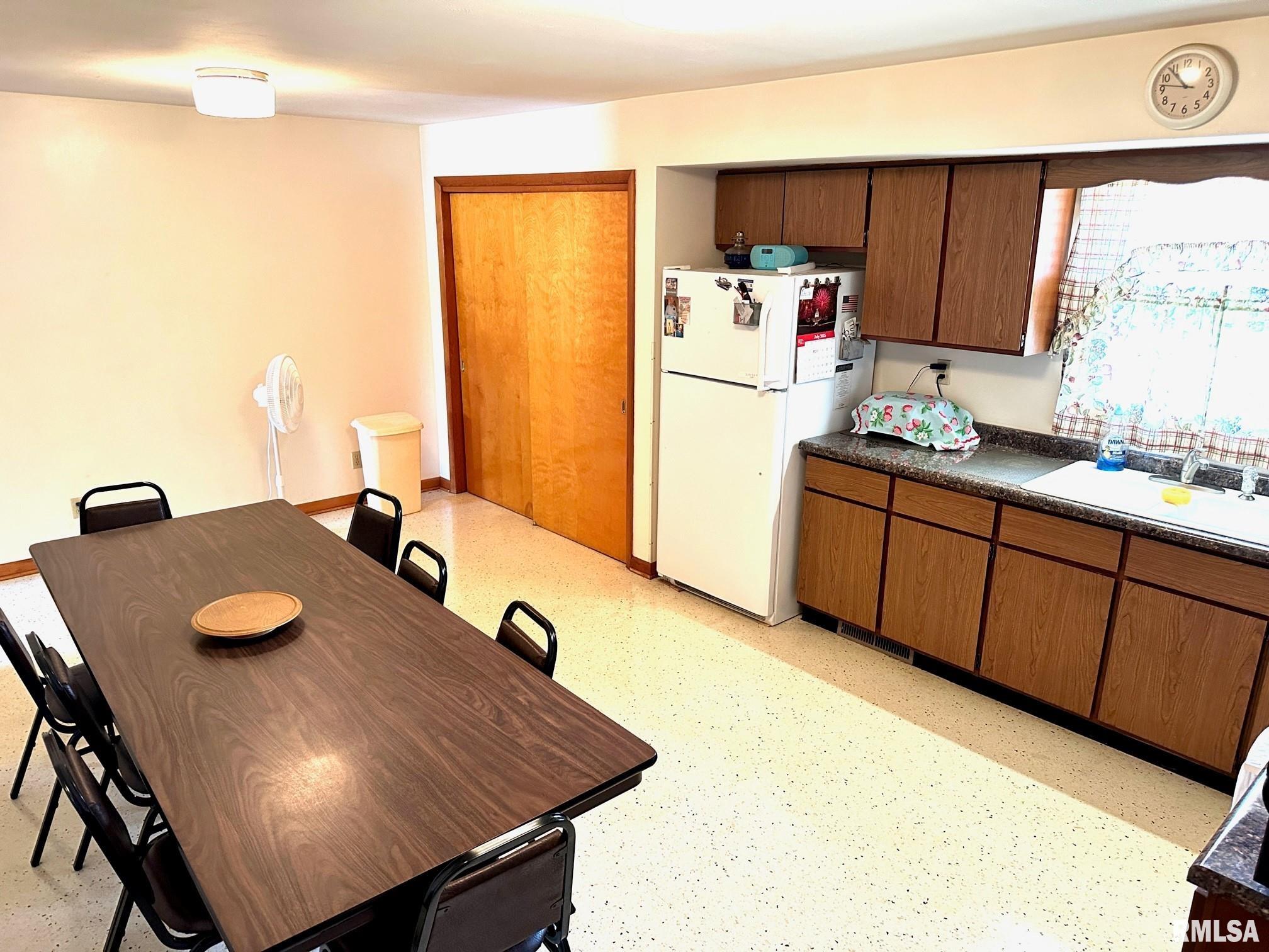 2404 Blackhawk Road Springfield, IL 62702 - Photo 8 of 20