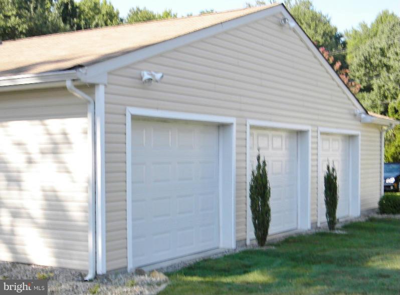 8187 Orchard Point Road Pasadena, MD 21122 - Photo 22 of 29 3 car garage