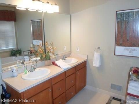 442 Timber Ridge Drive Highland, MI 48357 - Photo 9 of 13 Master Bathroom.JPG