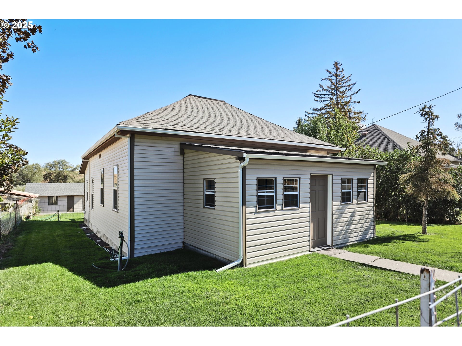 407 Southwest 4th Street Grass Valley, OR 97029 - Photo 1 of 42