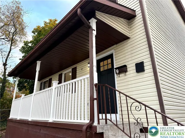 a view of a house with backyard and deck