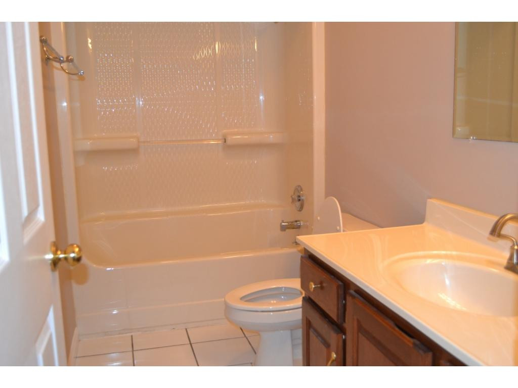 547 Hickory Road, Unit 547 Bristol, TN 37620 - Photo 12 of 15 Upstairs Full Bath