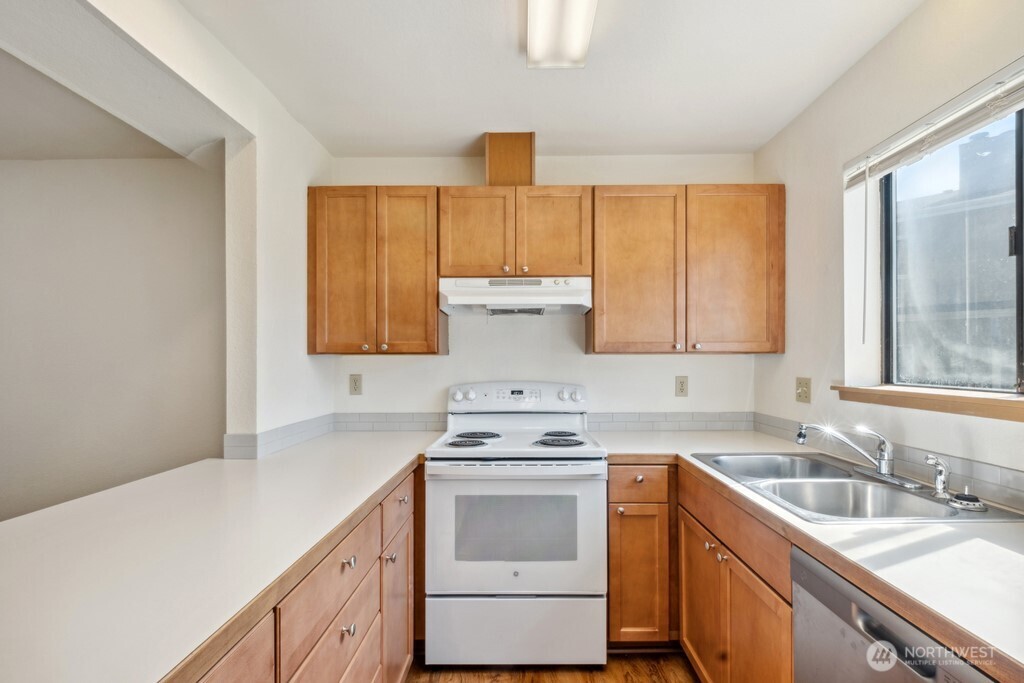 121 Union Avenue Northeast Renton, WA 98059 - Photo 3 of 28 Gallery Image 3