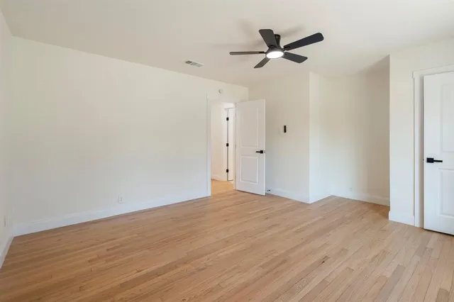 a view of a livingroom with a ceiling fan & a ceiling fan