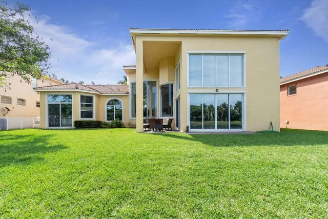 a view of a house with backyard porch and garden