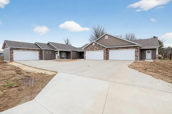 $275,000 | 135 Lexington Pointe Drive, Unit 8, Niles, MI 49120