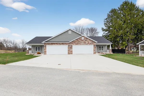 $275,000 | 135 Lexington Pointe Drive, Unit 8, Niles, MI 49120