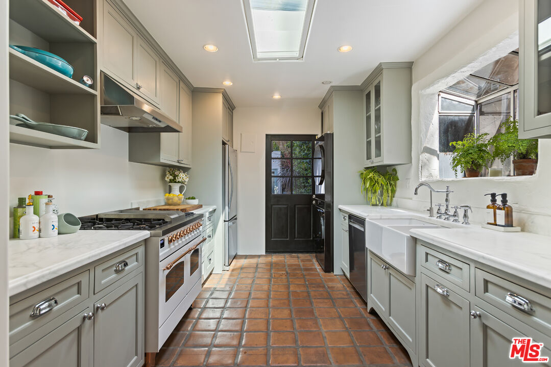 950 South Muirfield Road Los Angeles, CA 90019 - Photo 22 of 43