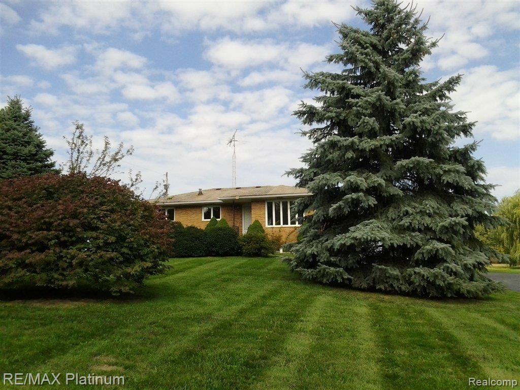 1260 West Ray Road Fenton, MI 48430 - Photo 2 of 15 Roadside 2