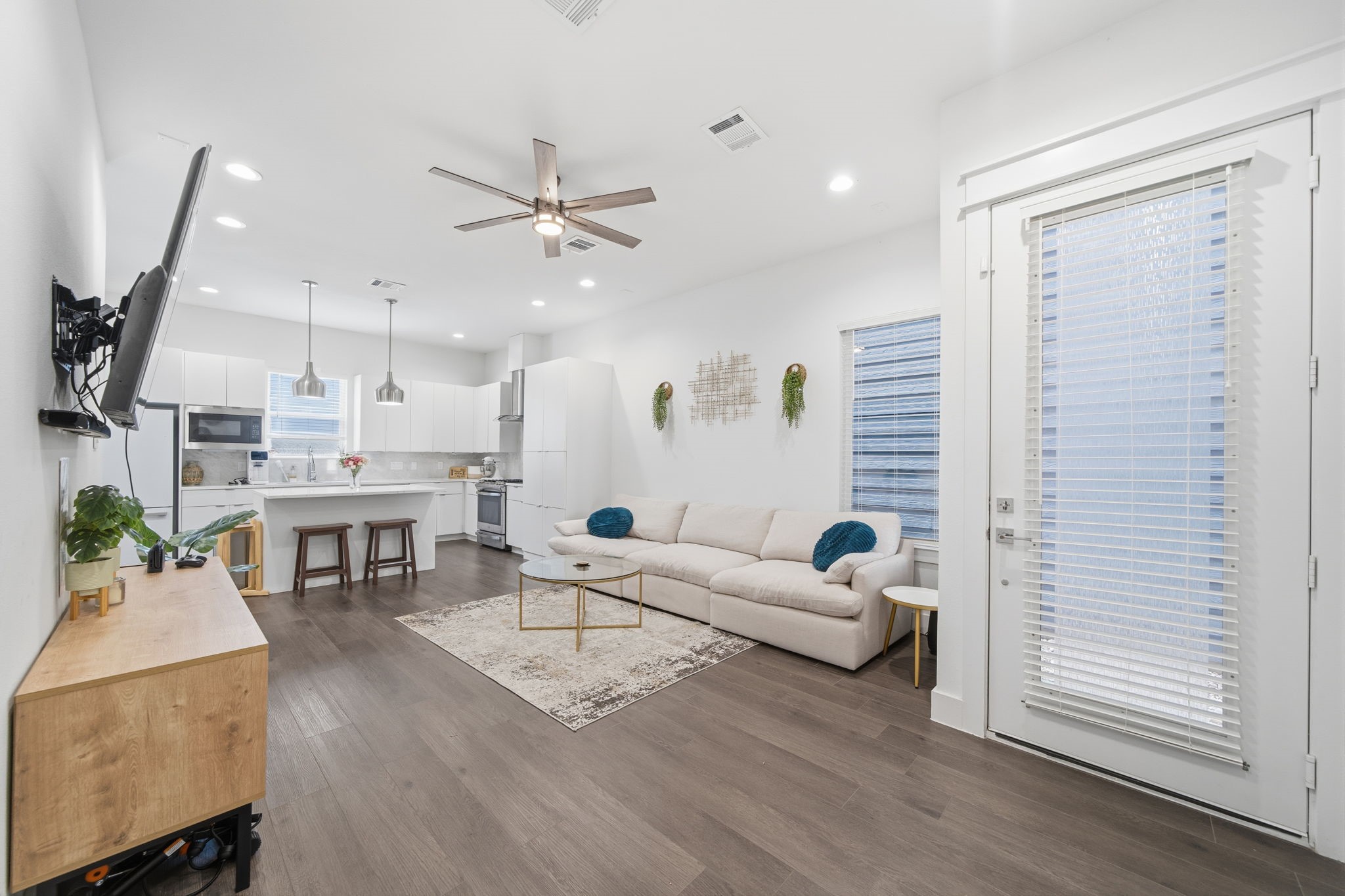 2533 Hollister Road Houston, TX 77080 - Photo 4 of 30 Spacious living room