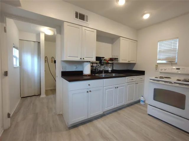 $349,900 | 312 West Cornelius Circle, Sarasota, FL 34232