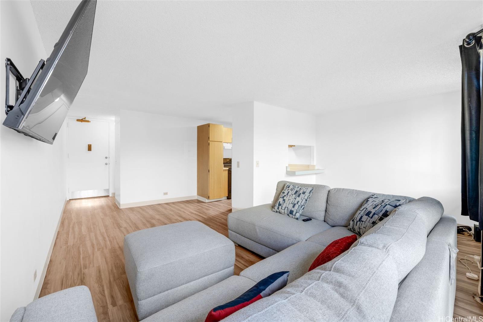 1820 Waiola Street Honolulu, HI 96826 - Photo 14 of 17 a living room with furniture and a couch